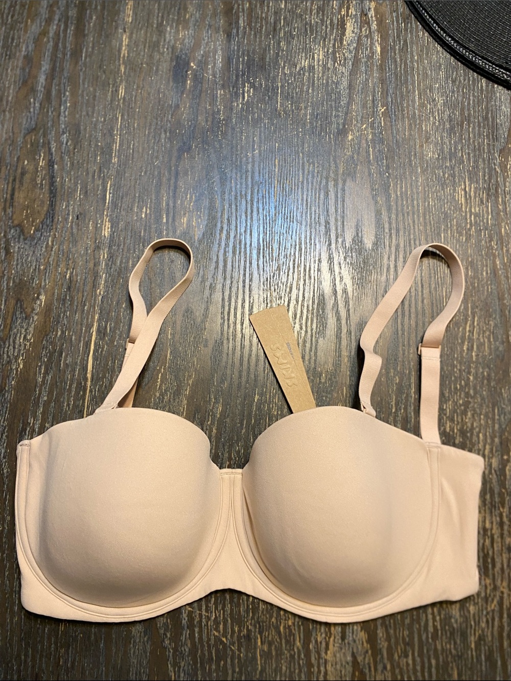 SKIMS Fits everybody convertible Strapless Mica 34DD NWT Bra crease in pads